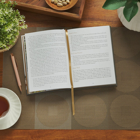 The Welcoming Home: A Devotional Guide to Showing Hospitality for God's Glory