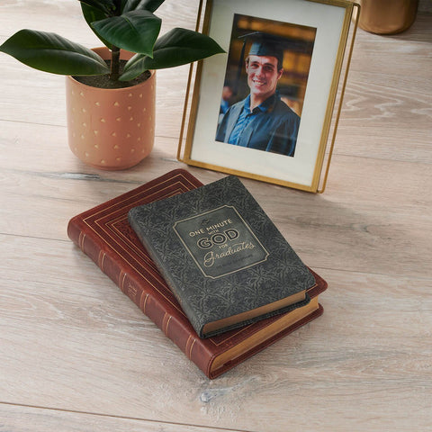 One Minute with God for Graduates: 365 Daily Devotions